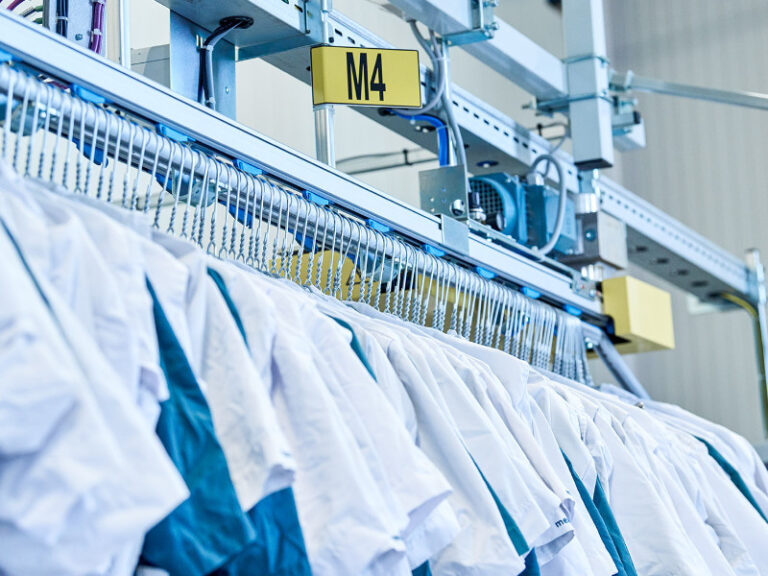 Rij medische kleding in productiehal