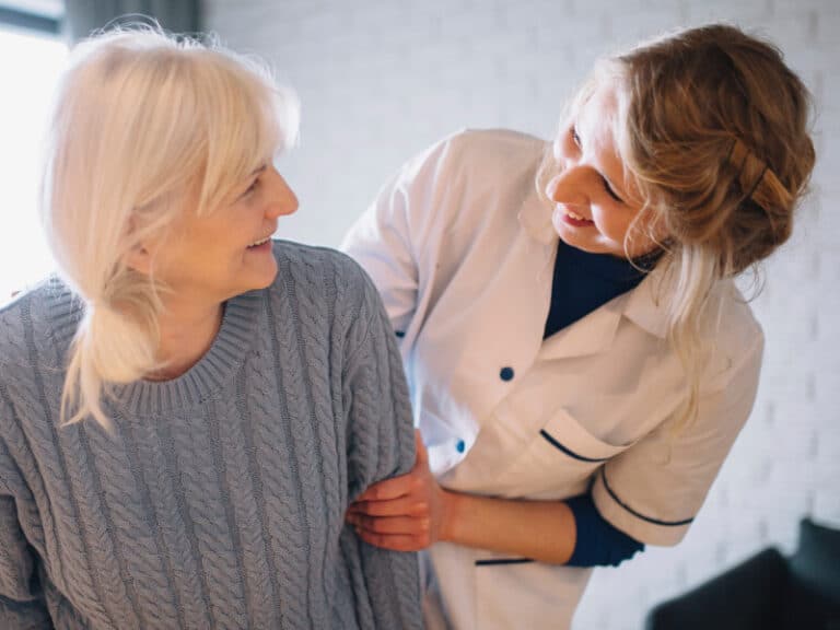 Behandelaar praat met oude vrouw