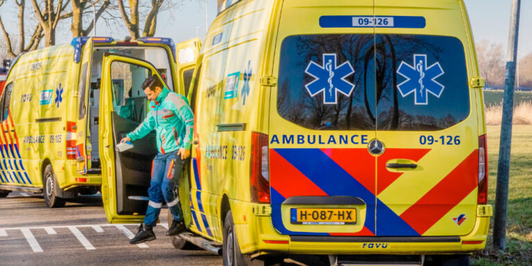 Ambulances aan de kant van de weg, met een medewerker die uitstapt