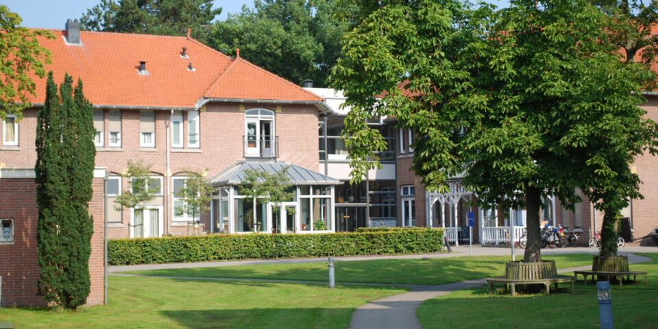 Gebouw in een groen park